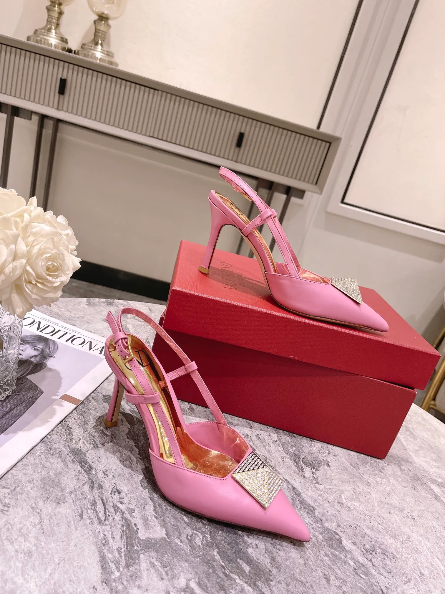 👟👟Ex-factory price 400👟👟 Genuine leather sole +40 Top version 𝑉𝐴𝐿𝐸𝑁𝑇𝐼𝑁𝑂 Valentino new autumn and winter women's back hollow sandals. The unique [pyramid] large rivet hardware [hand-made diamonds] brings out a full sense of high-end, and the new season will live up to expectations! Worth buying ★Imported sheepskin is absolutely high-grade ❥Original method, absolutely sensual ❥Elegant style, creating a different feeling, simple and elegant style!  Code number: 35-41 (34-42 customized) Fabric: Imported sheepskin Lining: Lined sheepskin Heel height: 8cm Leather outsole Rubber outsole